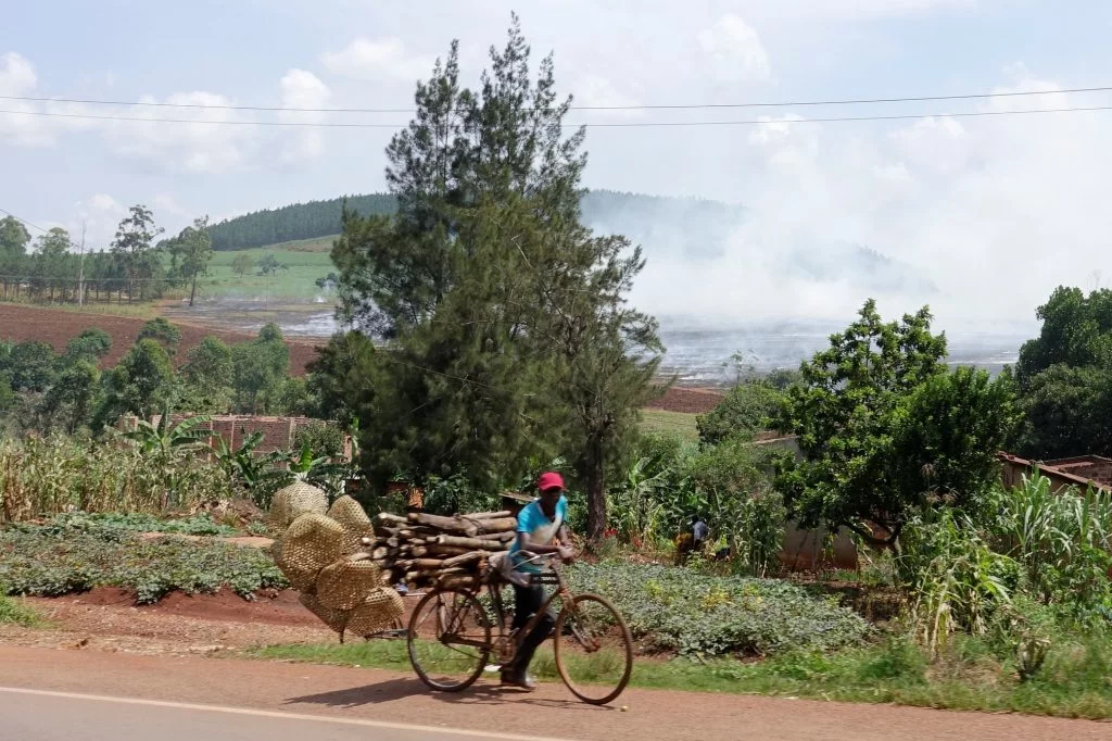 Man met fiets in Jinja Oeganda