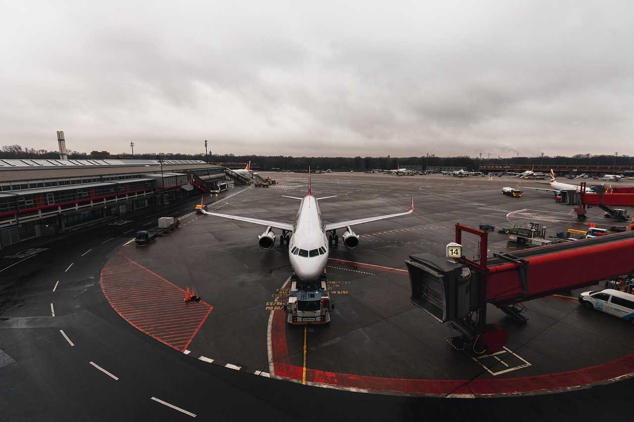 wit-vliegtuig-op-het-tarmac