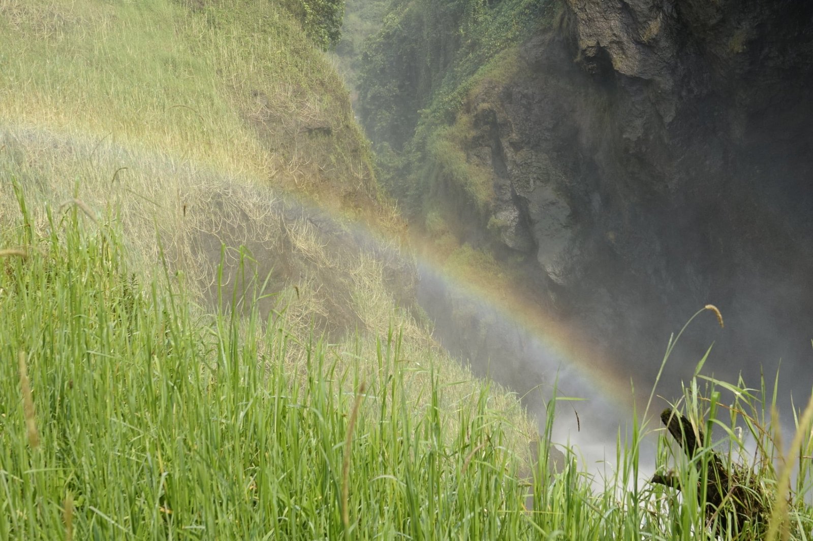 kabalega-falls-waterval-met-regenboog