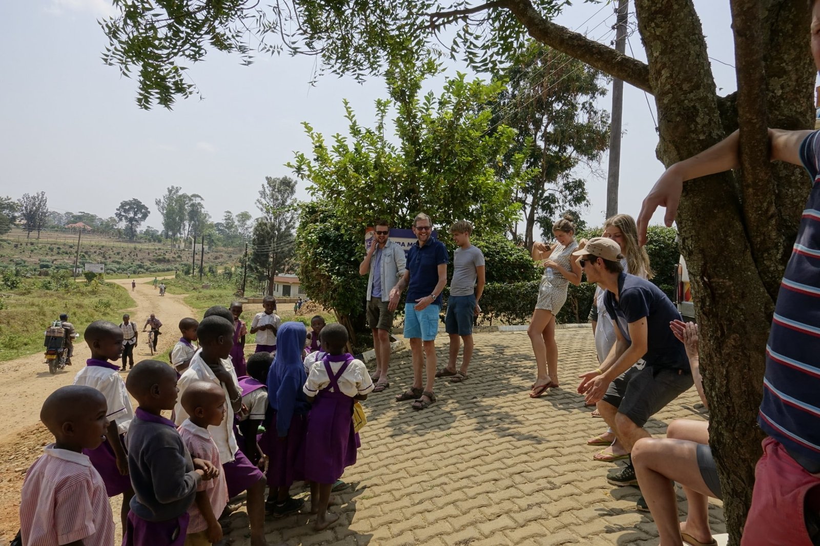 ontmoeting-schoolkinderen-toeristen-oeganda