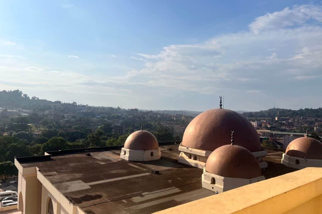 Zicht over Kampala vanaf de nationale moskee