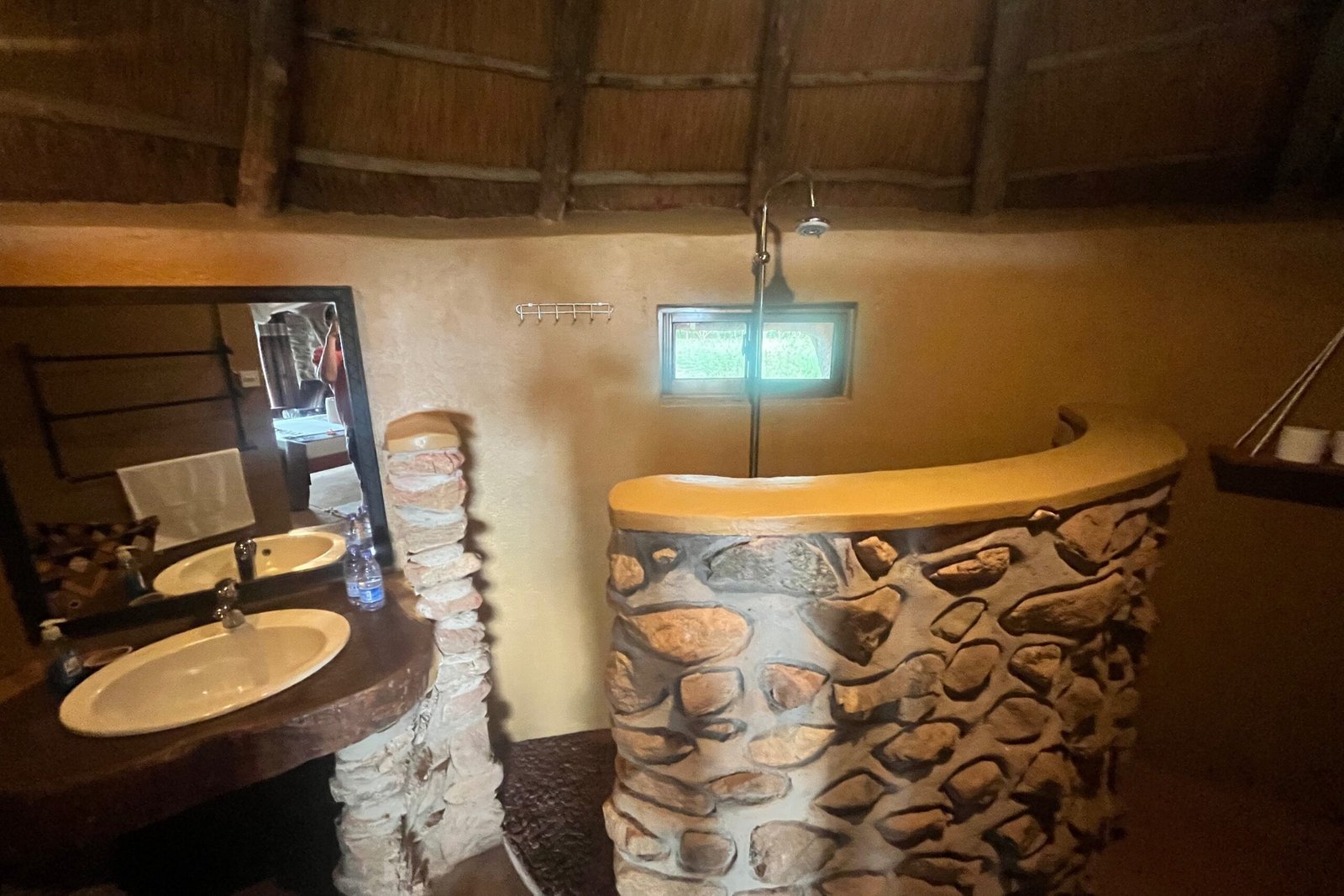 Lake-Albert-Safari-Lodge-douche