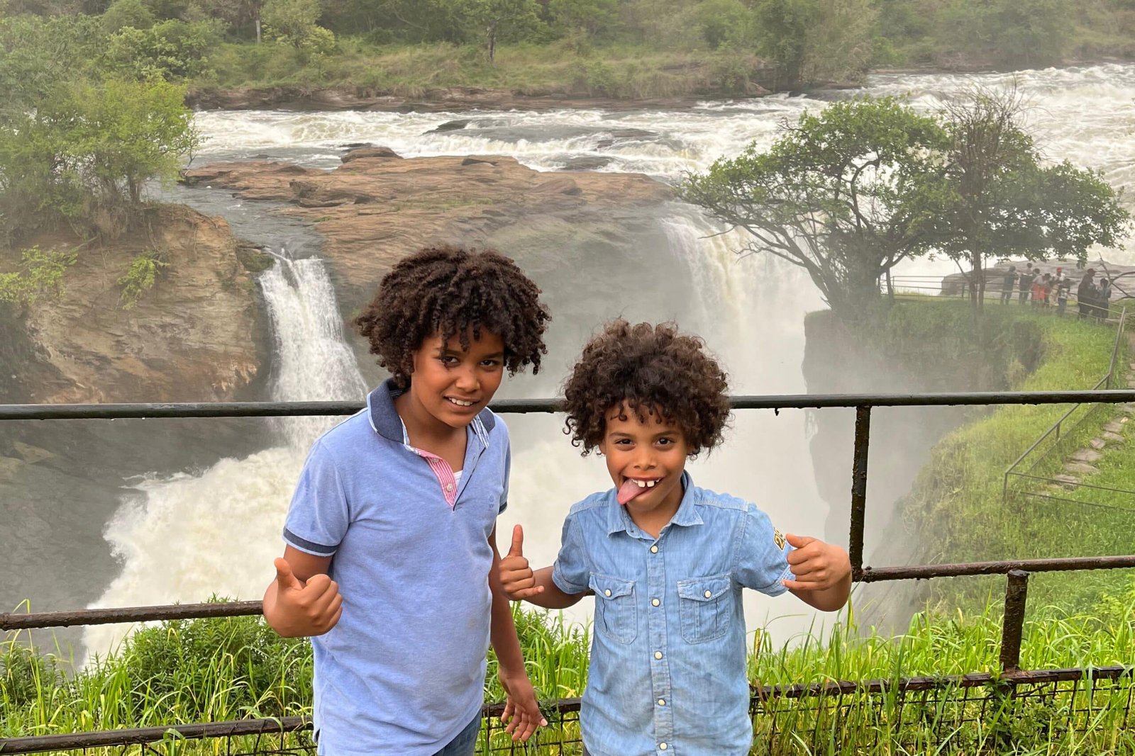 Murchison-falls-national-park-lachende-jongens