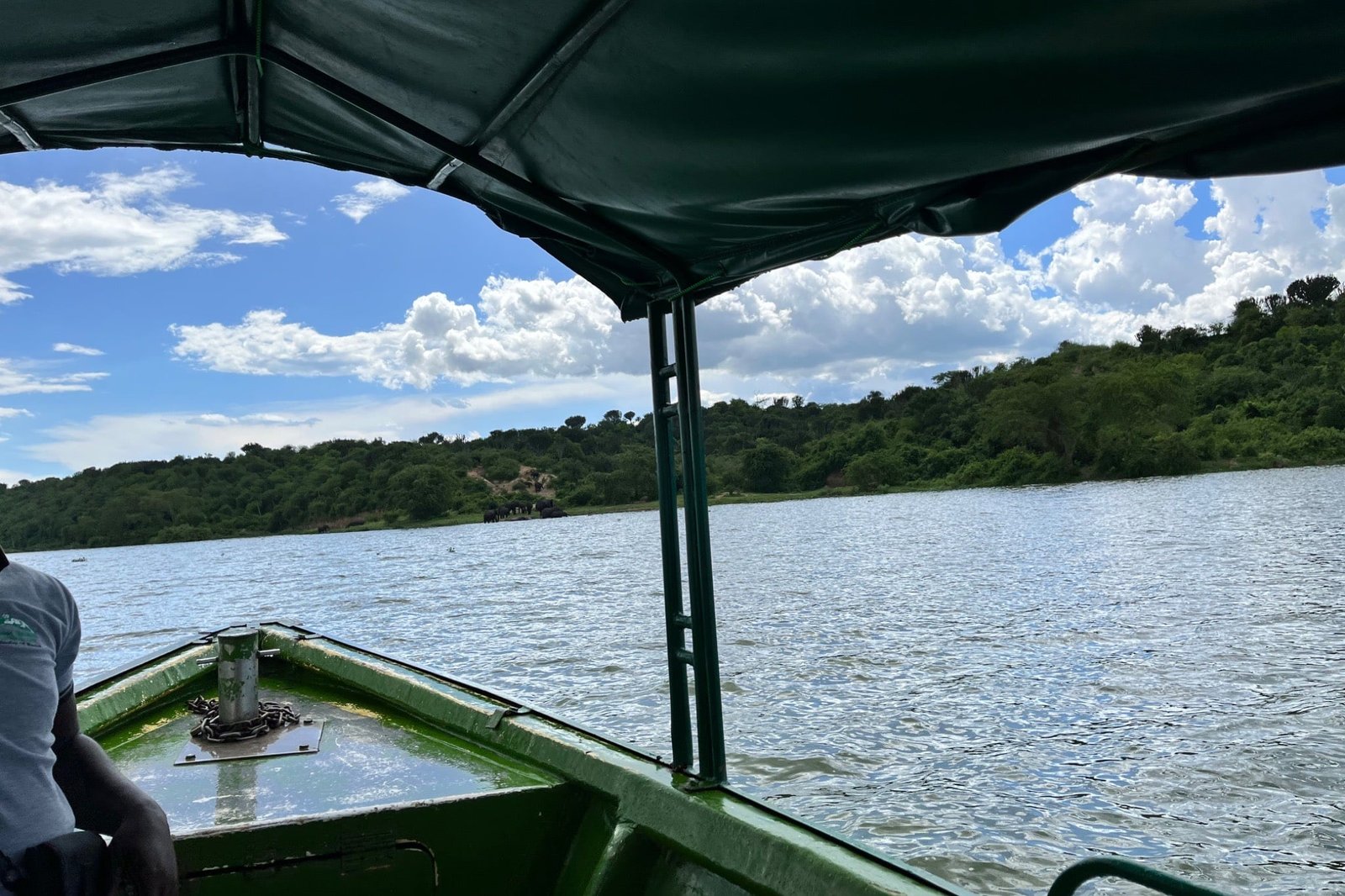 kazinga-kanaal-boottocht-met-uitzicht-op-oever
