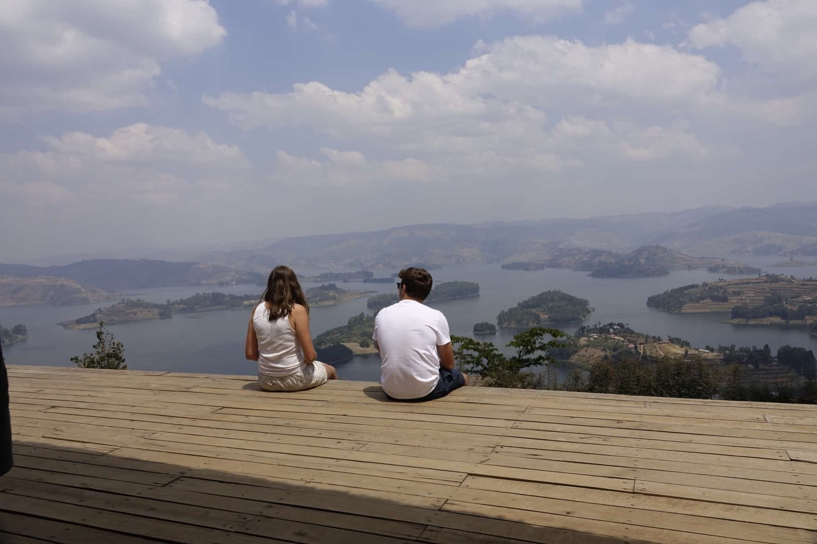 koppel-bekijkt-uitzicht-lake-bunyonyi-uganda