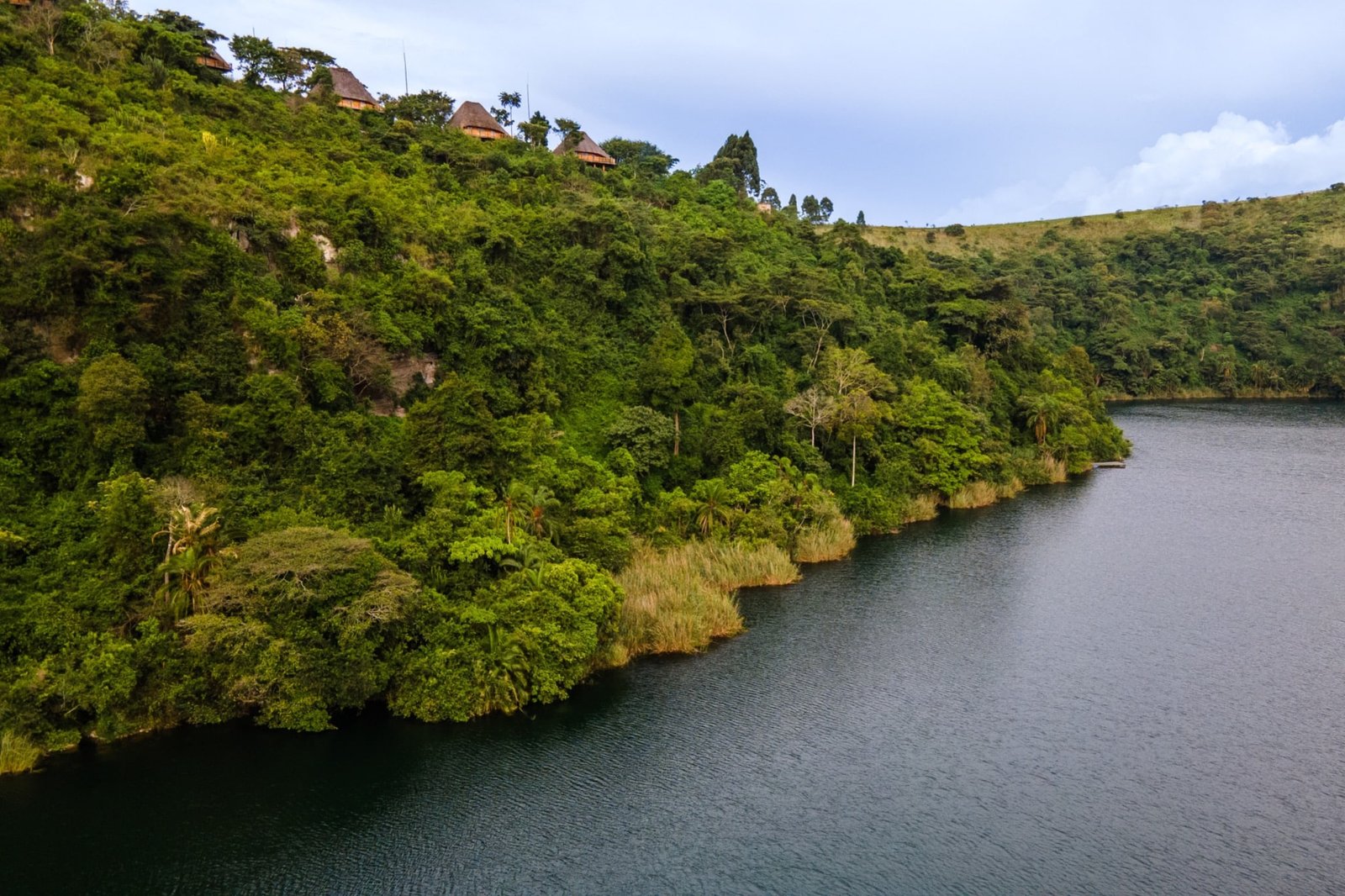 kyaninga-lodge-oeganda-kratermeer-met-bosrand