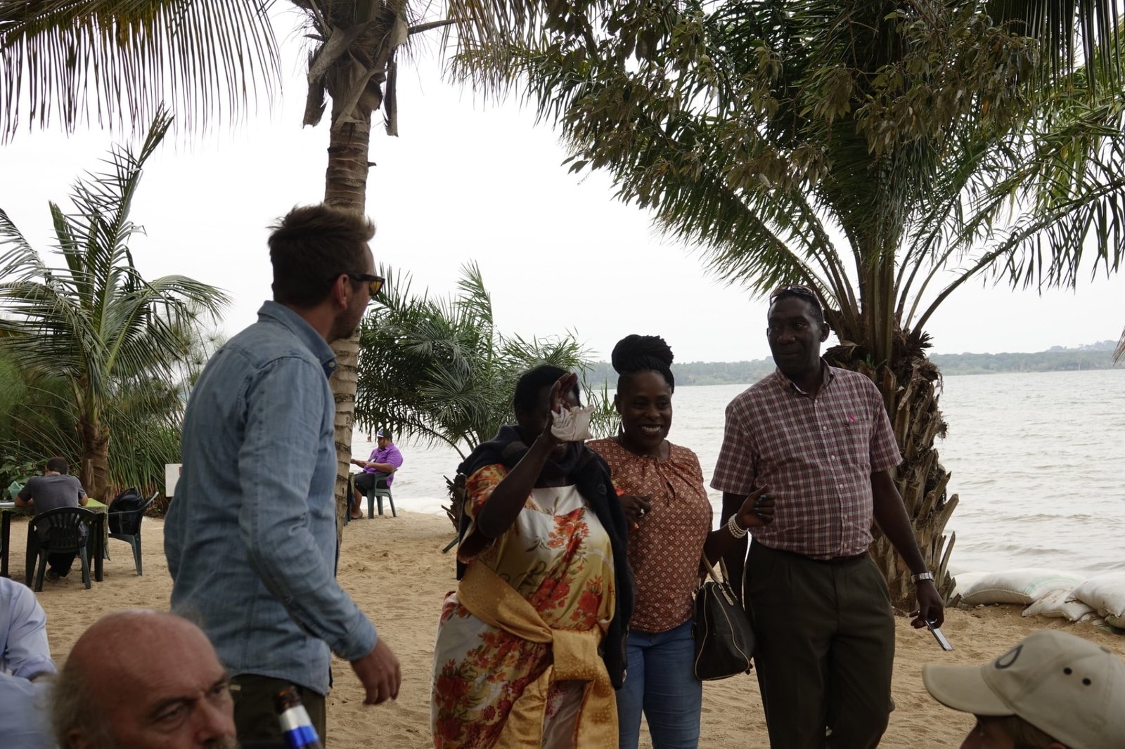 lokale-familie-en-toeristen-victoria-meer-oeganda