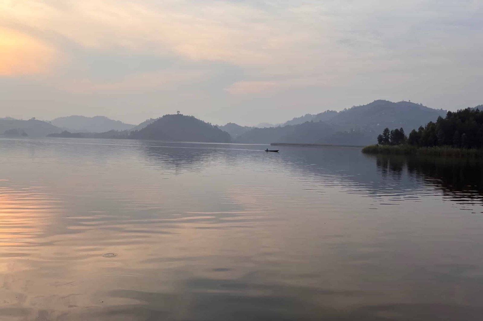oeganda-lake-mutanda-vissersboot-bij-zonsondergang
