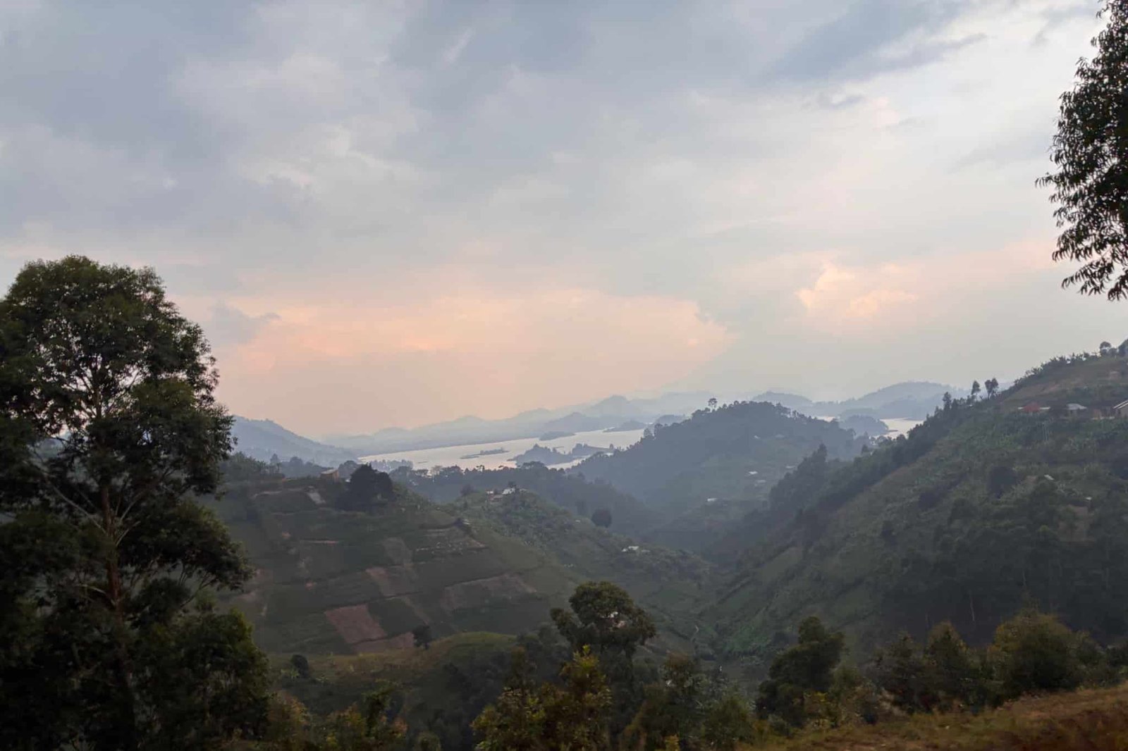oeganda-lake-mutanda-zonsondergang-bergmeer