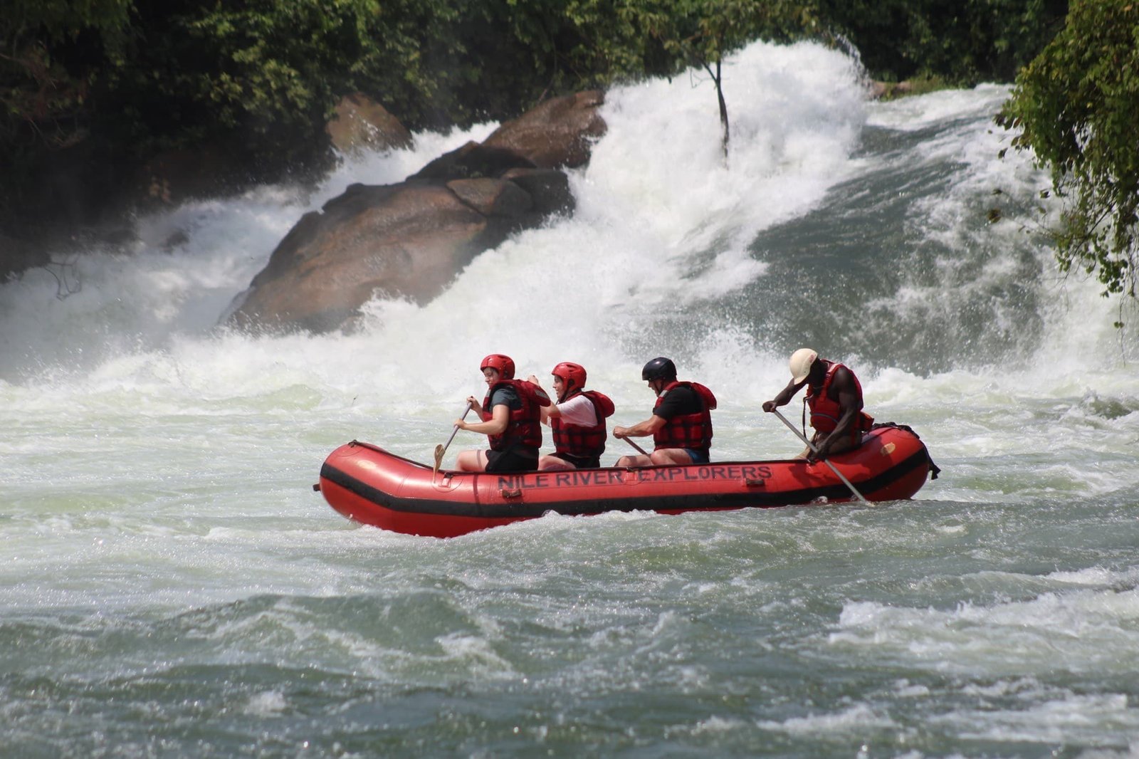 raft-team-peddelt-door-schuimende-golven-oeganda