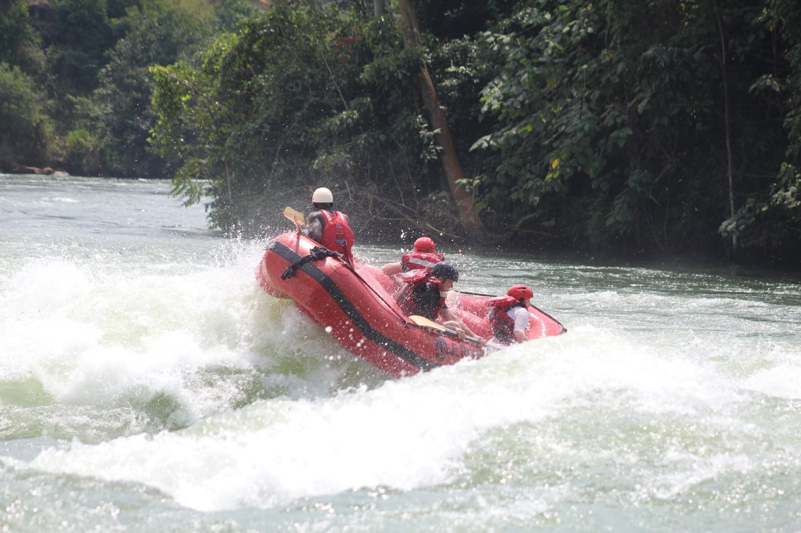 raft-wordt-opgetild-door-hoge-golf-nijl-oeganda