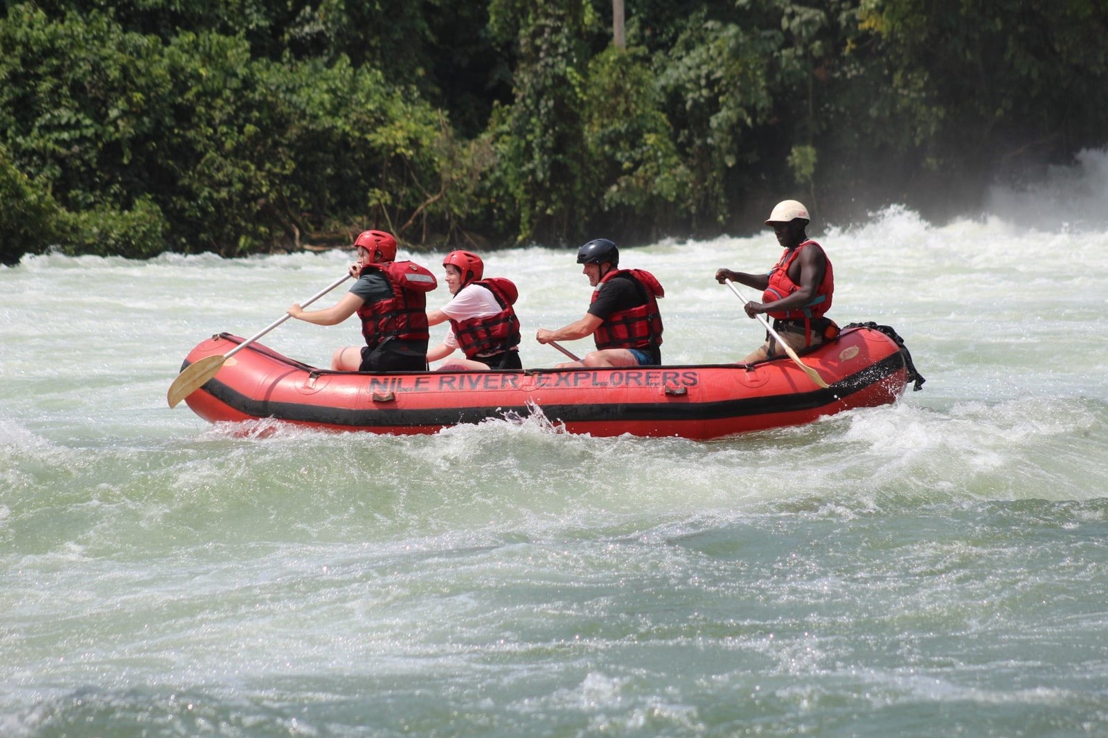 spanning-en-teamwork-tijdens-rafting-avontuur