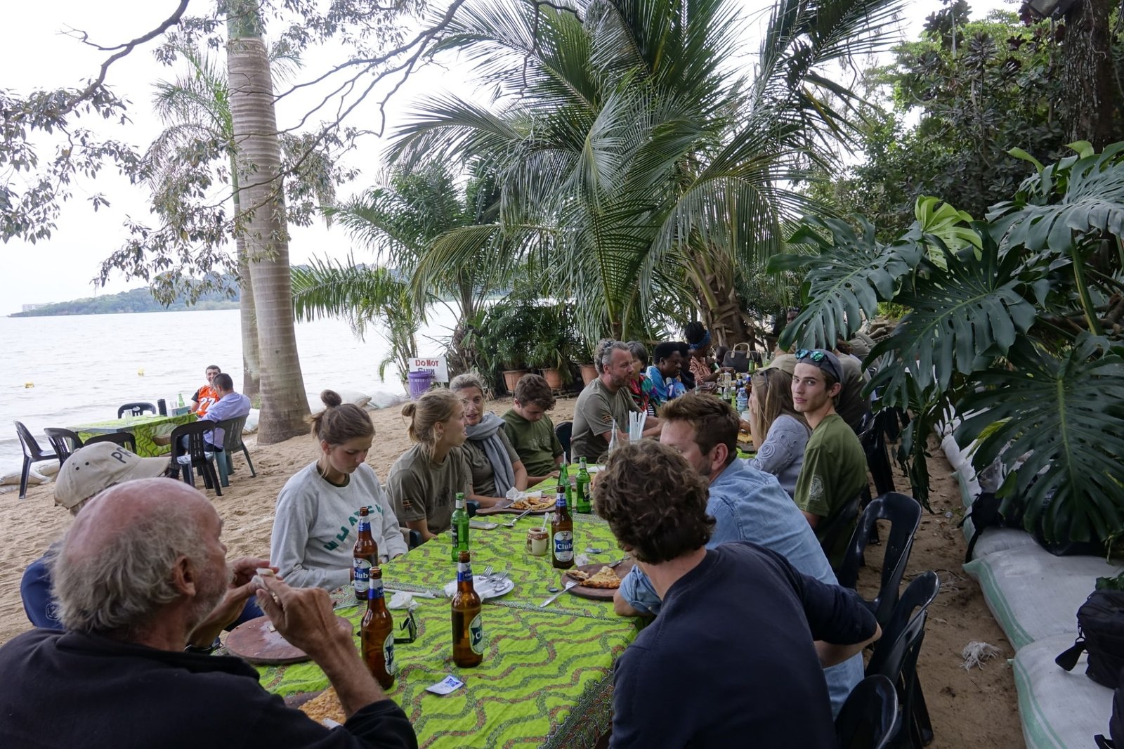 strandrestaurant-met-palmbomen-victoria-meer-oeganda