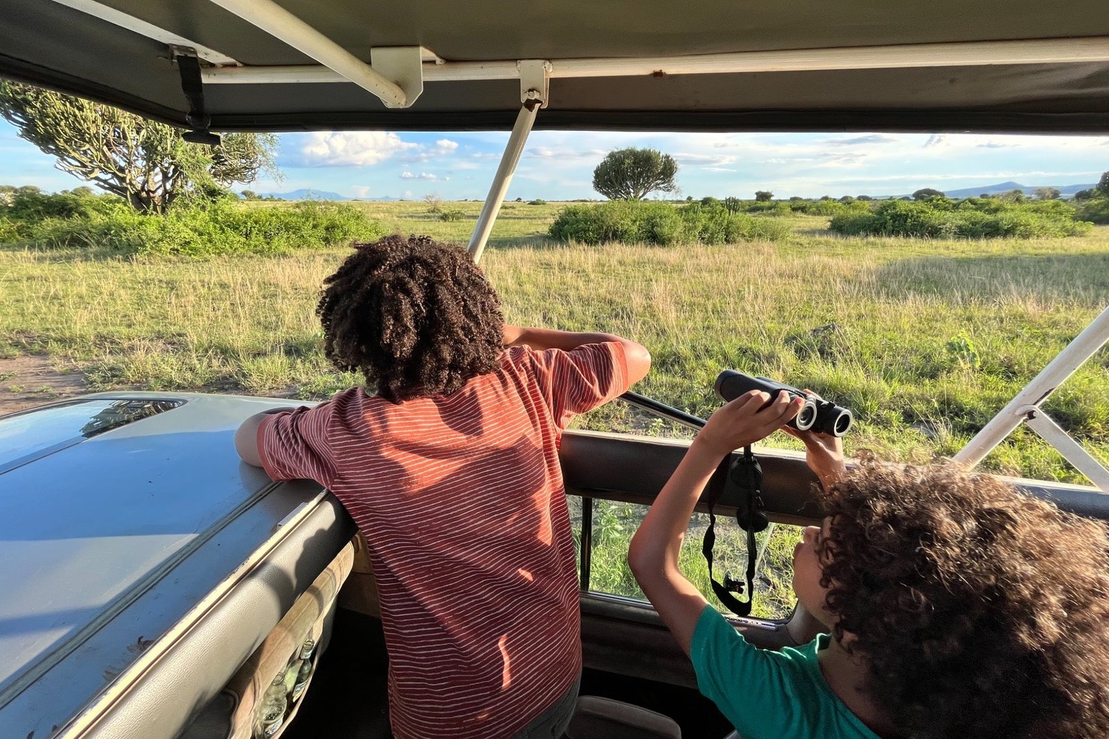 uganda-safari-kinderen-spotten-wildlife