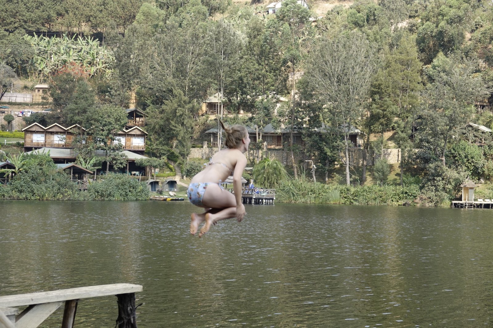 vrouw-springt-in-meer-lake-bunyonyi-uganda